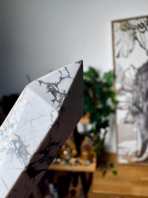 Howlite Point – Peace of Mind & Gentle Spiritual Connection – 72g - Crystals & Reiki