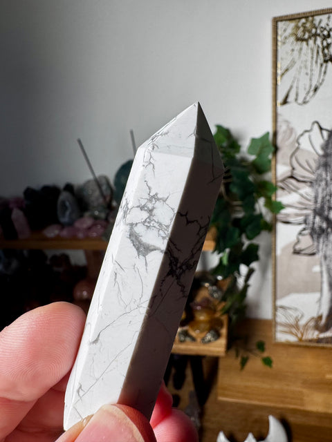 Howlite Point – Peace of Mind & Gentle Spiritual Connection – 72g - Crystals & Reiki