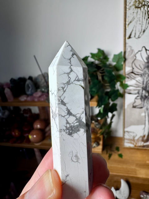 Howlite Point – Peace of Mind & Gentle Spiritual Connection – 72g - Crystals & Reiki