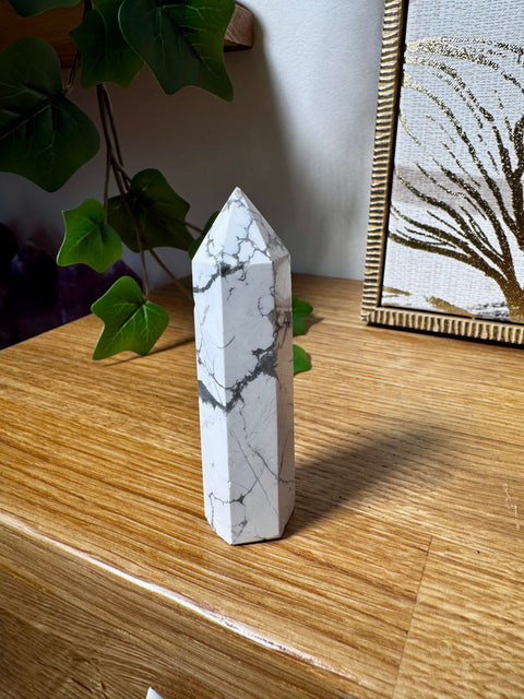 Howlite Point – Peace of Mind & Gentle Spiritual Connection – 72g - Crystals & Reiki