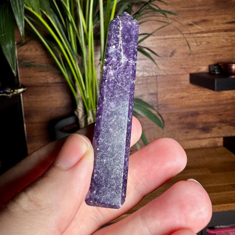 Deep Purple Lepidolite Obelisk: Guidance and Stress Relief – 63g / 9.4cm - Crystals & Reiki