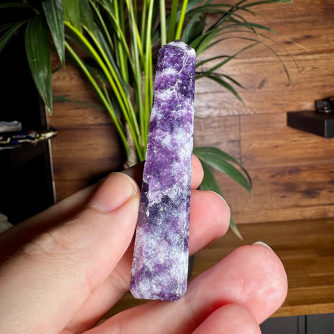 Deep Purple Lepidolite Obelisk: Guidance and Stress Relief – 63g / 9.4cm - Crystals & Reiki