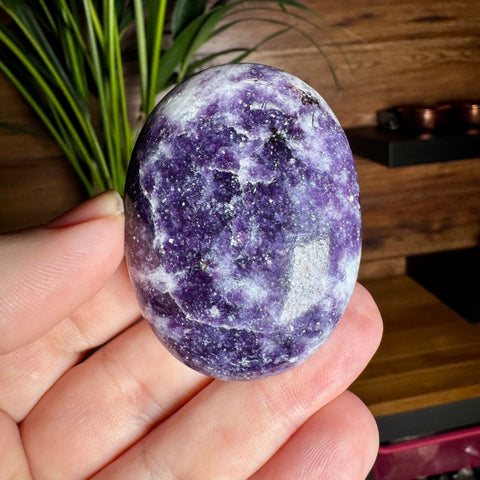 Premium Lepidolite Palmstones: Stress Relief & Tranquillity - Crystals & Reiki