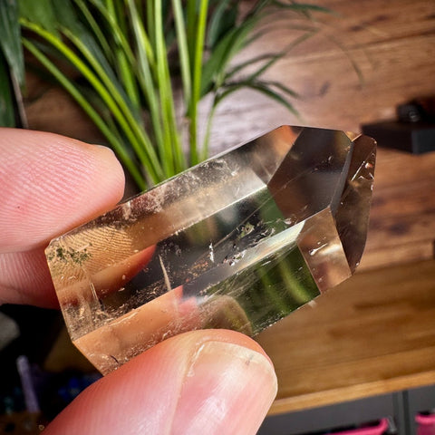 Smoky Quartz Point: Grounding and Energetic Shield – 4.9cm / 45.5g - Crystals & Reiki