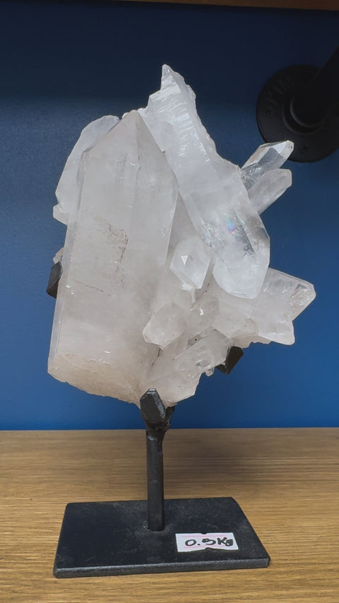 Elegant Quartz Clusters with Display Stands for Home Decor